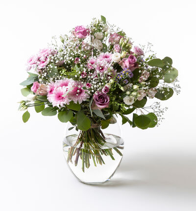 Overrekkelsebukett med rosa og lilla  blomster medium